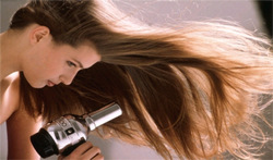 высушить волосы феном
